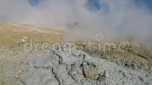 地热活动火山泥孔释放的热气和蒸汽云视频的预览图