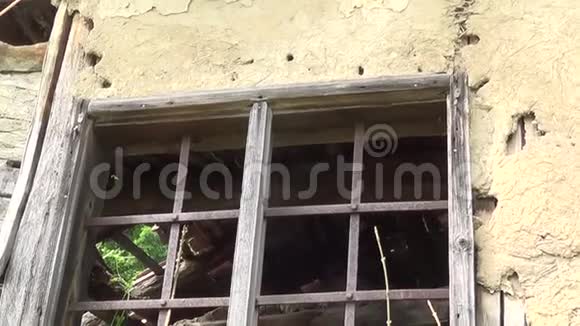 旧的破窗旧的小屋上有栏杆视频的预览图