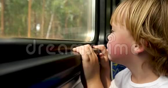 孩子坐火车视频的预览图