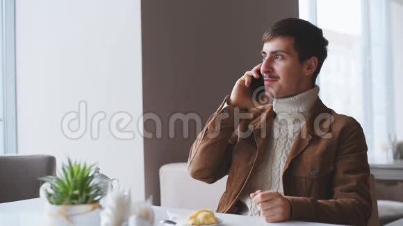 一个男人在餐馆打电话视频的预览图