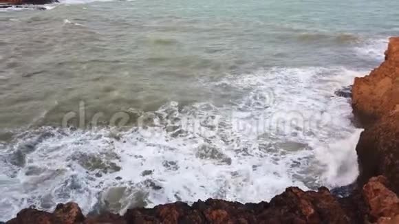 海浪撞击岩石视频的预览图