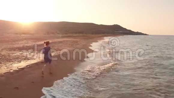 女人在海滩上奔跑视频的预览图