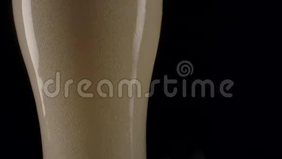 新鲜啤酒从杯子里溢出视频的预览图