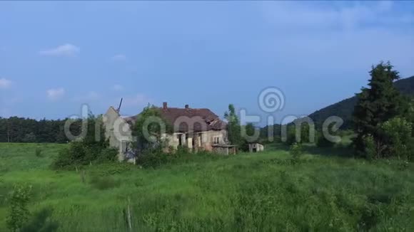 飞过山中那座破旧的房子视频的预览图