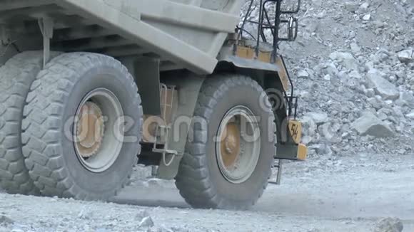 重型采矿自卸卡车沿露天矿行驶视频的预览图