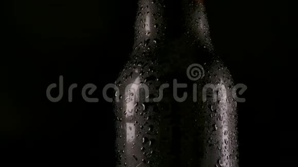 带水滴的啤酒瓶视频的预览图