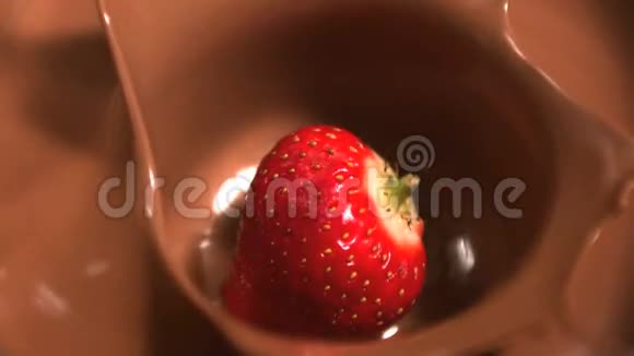 草莓掉进融化的巧克力里视频的预览图