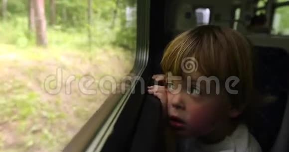 孩子坐火车视频的预览图