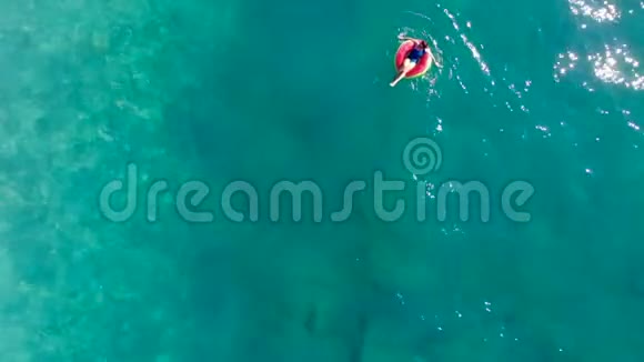 女人带着橡胶圈在海里游泳视频的预览图