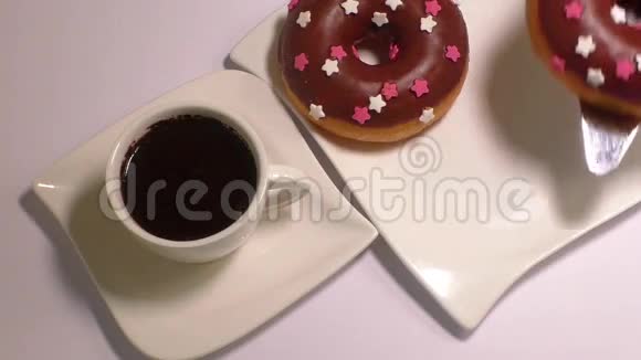 加甜甜圈的咖啡杯视频的预览图