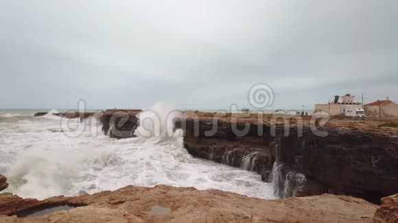 暴风雨的海浪冲击着岩石视频的预览图
