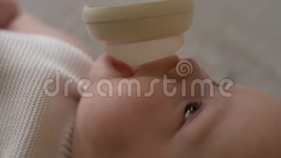 喝牛奶的女童视频的预览图