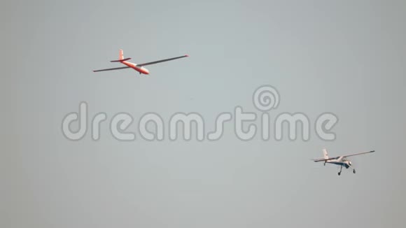 飞机拉动滑翔机视频的预览图