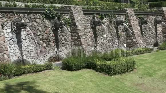 墨西哥城蛇头形状的喷泉羽毛蛇嘴里的水公共花园视频的预览图