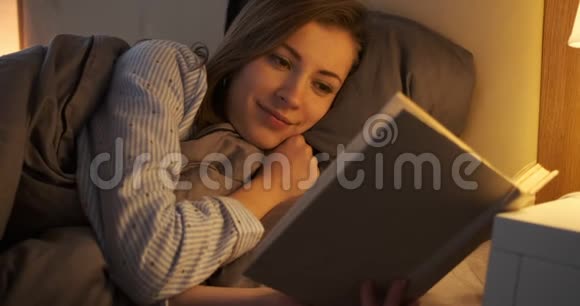 晚上在床上看书的女人视频的预览图