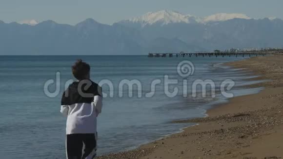 小男孩沿着大海奔跑视频的预览图