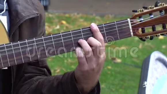 一个男人在公园里弹吉他视频的预览图
