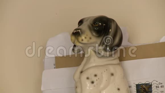 陶瓷狗雕像视频的预览图
