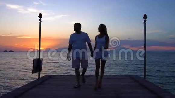 浪漫情侣在日落码头漫步视频的预览图