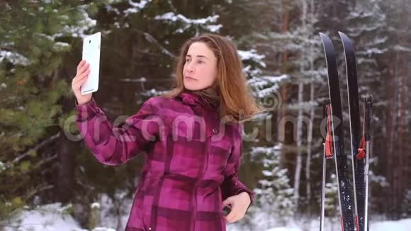 在森林里拿着ipad的女人视频的预览图