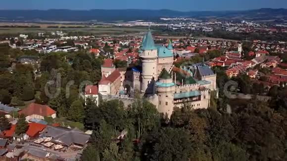 著名的斯洛伐克博吉尼斯城堡的鸟瞰图视频的预览图
