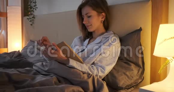晚上在床上看书的女人视频的预览图