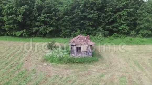 从森林旁边的老房子向后飞行视频的预览图