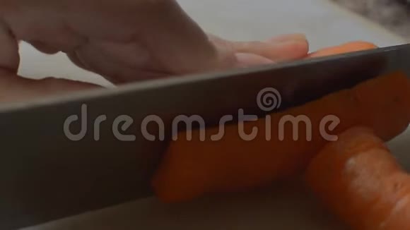 切胡萝卜和土豆视频的预览图