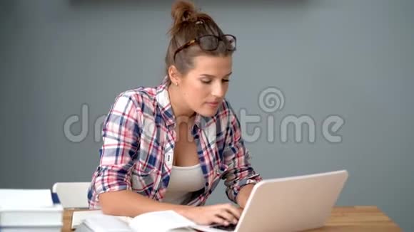 女学生在家学习视频的预览图