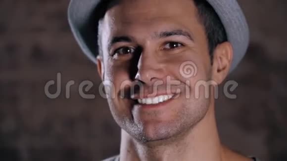 英俊的成熟男人带着完美的白牙戴着帽子肖像视频的预览图