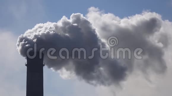 一个蒸汽从工厂出来的工作管道视频的预览图
