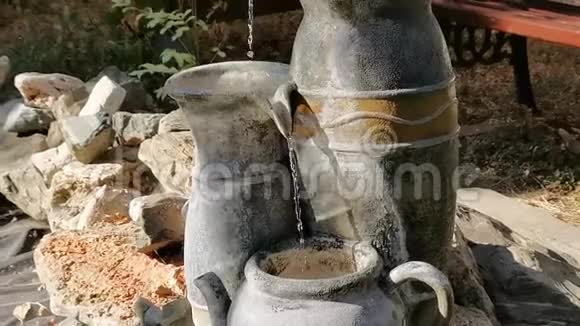 旧的陶罐水流过视频的预览图
