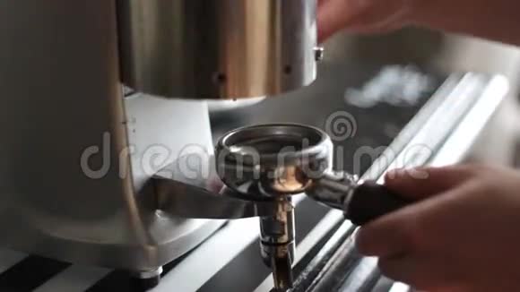 咖啡师慢慢磨咖啡视频的预览图