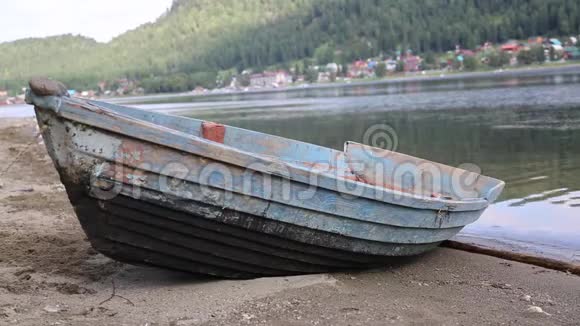 湖上的旧船视频的预览图