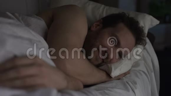 男性睡前面带微笑愉快的思想积极体验视频的预览图