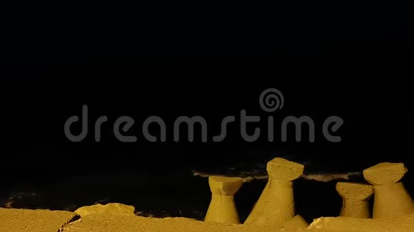 夜晚沙滩上的海浪石头海岸视频的预览图