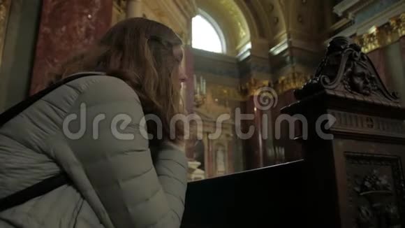 年轻的女人在教堂里背叛视频的预览图