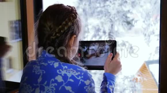 女孩用平板电脑拍照视频的预览图