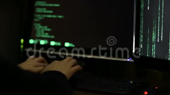 夜间工作的专业黑客试图闯入系统网络犯罪视频的预览图
