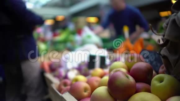 人们在当地食品市场购买水果健康饮食季节性购物视频的预览图