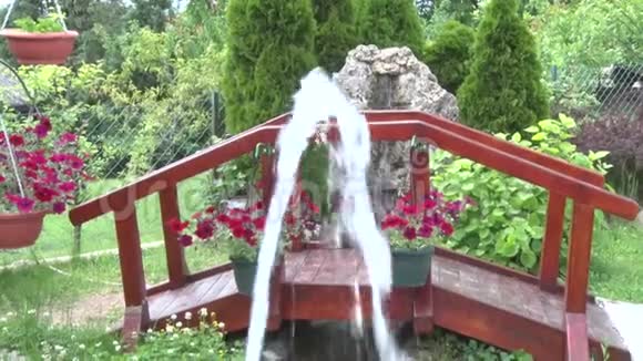 放慢水流从院子里的一个小喷泉落下桥又回来了视频的预览图