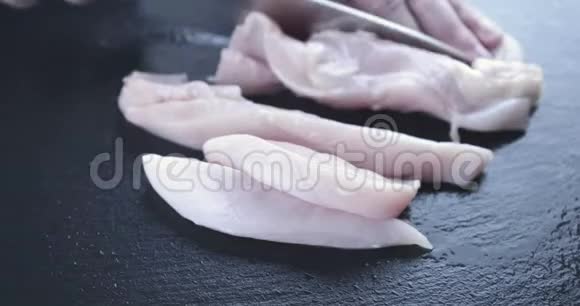 厨师用刀切生肉视频的预览图