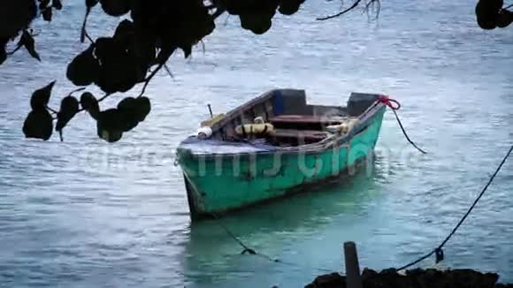 沙滩上的木船视频的预览图