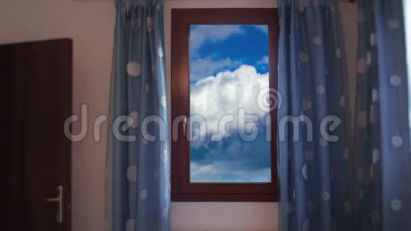 从房间窗户上看天空的时间视频的预览图