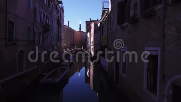 一条有船和桥的威尼斯运河视频的预览图