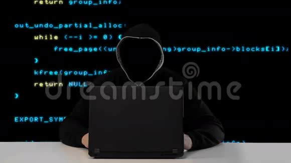 带笔记本电脑的黑色引擎盖黑客视频的预览图