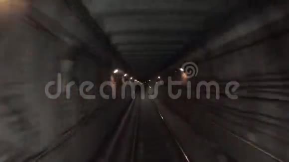 在现代化城市的一条隧道里乘坐快速地下列车从铁路客舱的角度时间流逝视频的预览图