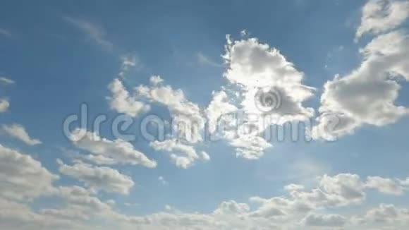 晴朗的一天云层退去视频的预览图