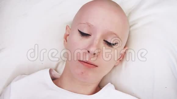 一位癌症患者躺在床上醒来后感到害怕和担忧视频的预览图
