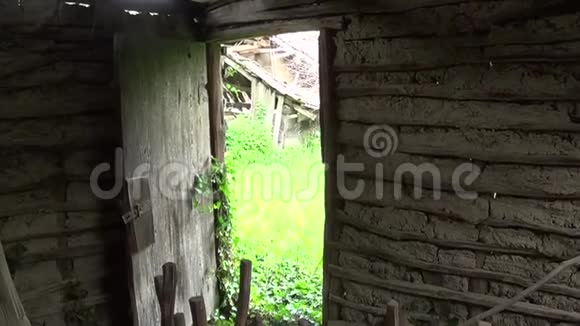 旧的废弃小屋的内部门外门视频的预览图